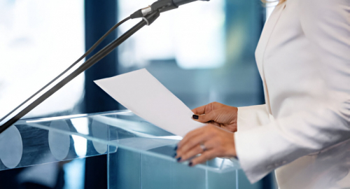 Referendum e polemiche: Meloni vota ma non ritira la scheda, l'opposizione insorge